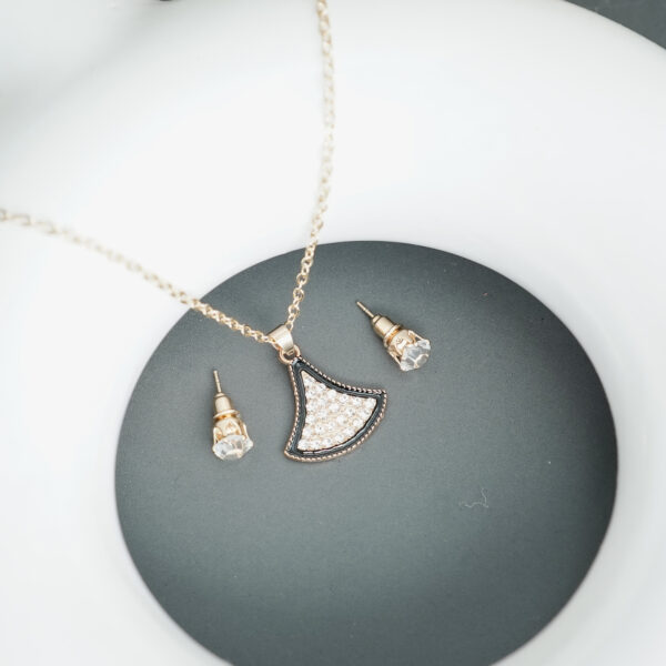 NECKLACE-9034_2-1.jpg